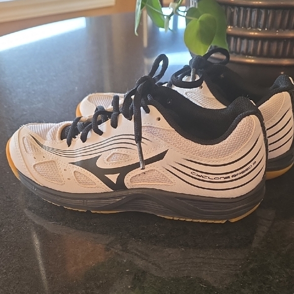 Mizuno Womens  White and Black Athletic Shoes with Tan Soles-court Shoe - Picture 3 of 6